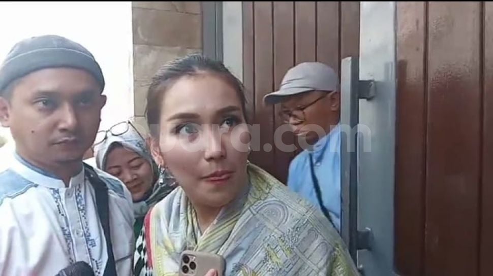 Kado Ayu Ting Ting untuk Anaknya